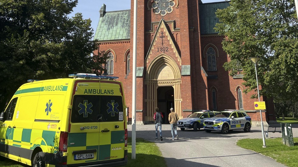 Matteus kyrka har fyllts med folk efter explosionen i ett bostadshus i centrala Norrköping.