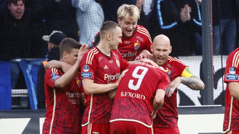 Djurgårdens Magnus Eriksson, i gul bindel, jublar med Haris Radetinac (9) efter 2–0-målet mot IFK Norrköping.