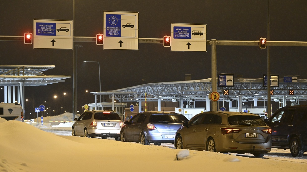 Bilar vid gränsövergången i Vaalimaa i onsdags. Nu stängs den igen, meddelar Finlands regering. Arkivbild.