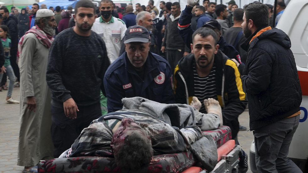 Palestinier som skadats av Israels bombardemang rullas in på ett sjukhus i Deir al Balah i Gaza.