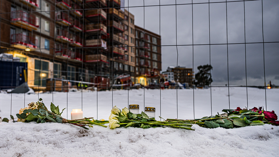Blommor vid olycksplatsen i Sundbyberg där fem män omkom i en hissolycka. Bakom arbetsplatsolyckor och stress som leder till död i förtid finns ett demokratiproblem, menar debattören, som vill ha mera personalstyrda arbetsplatser och medlemsstyrda fackföreningar.