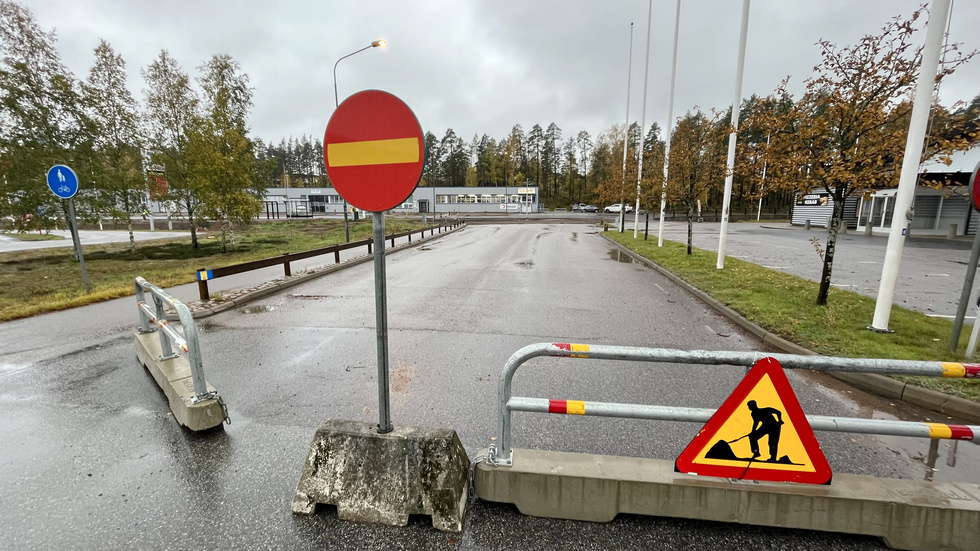 Korsningen mellan Nytorpsvägen och Norra Oskarsgatan har stängts av.