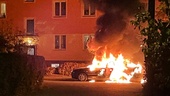 Brand i bostadsområde – bil totalförstördes