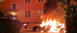 Brand i bostadsområde – bil totalförstördes