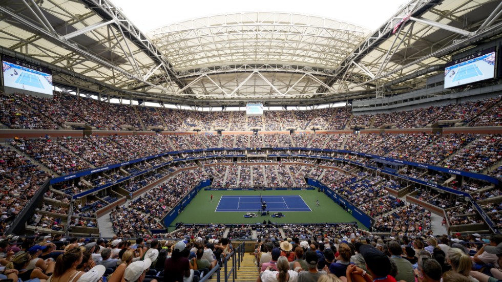 US Opens ansvariga har beslutat att taket på Arthur Ashe Stadium ska vara delvis stängt för att spelare och fans ska undkomma hettan som just nu råder i New York.