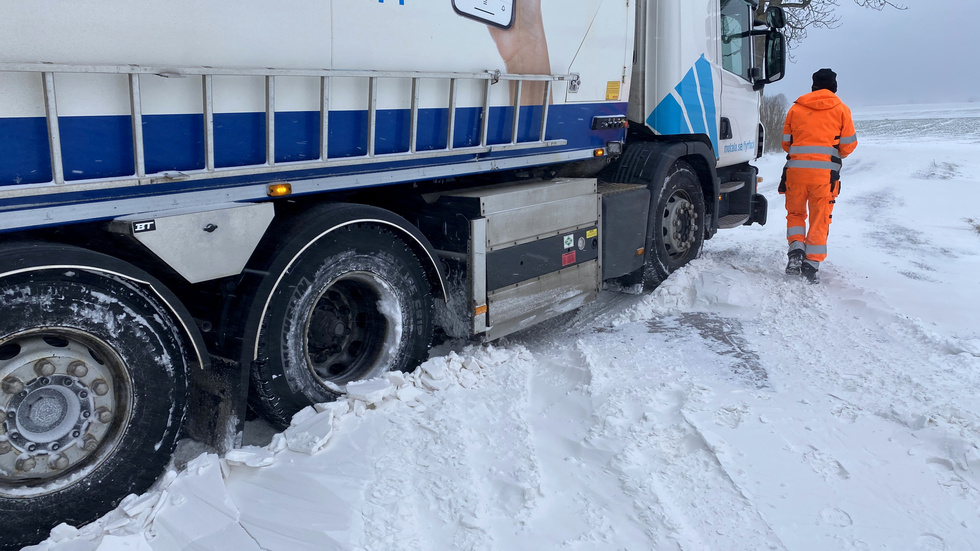 I början på januari körde en av kommunens sopbilar fast ute på Vadstenaslätten, två gånger samma dag.