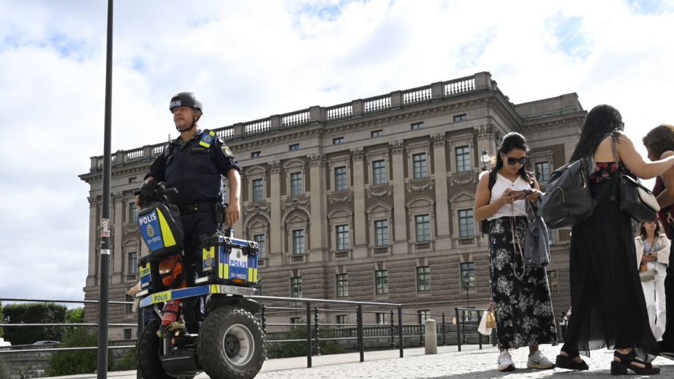 En polis på segway patrullerar vid Sveriges riksdag, detta samtidigt som SÄPO höjt terrorhotnivån mot Sverige från 3 till 4. Arkivfoto