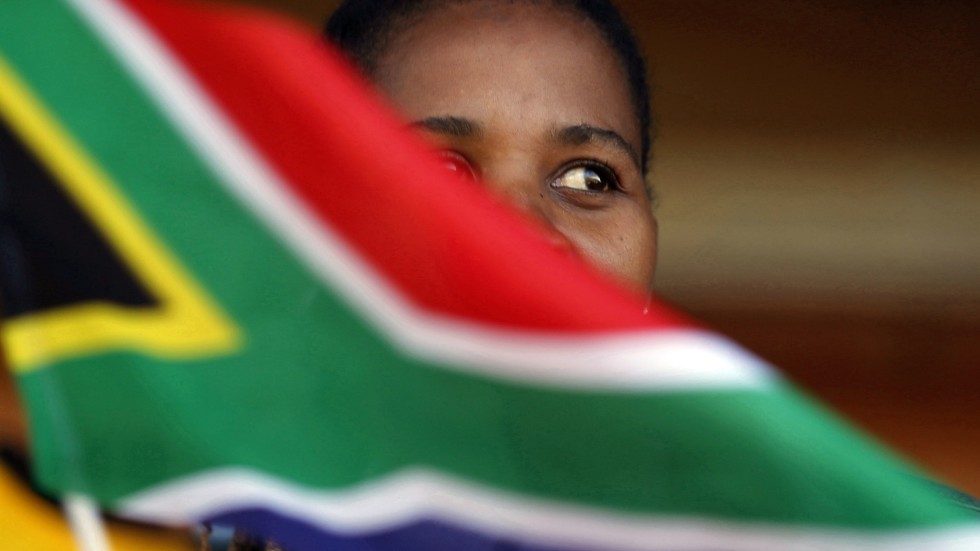 En kvinna håller Sydafrikas flagga i samband med att nationen firar Freedom Day, den 27 april. Arkivbild.