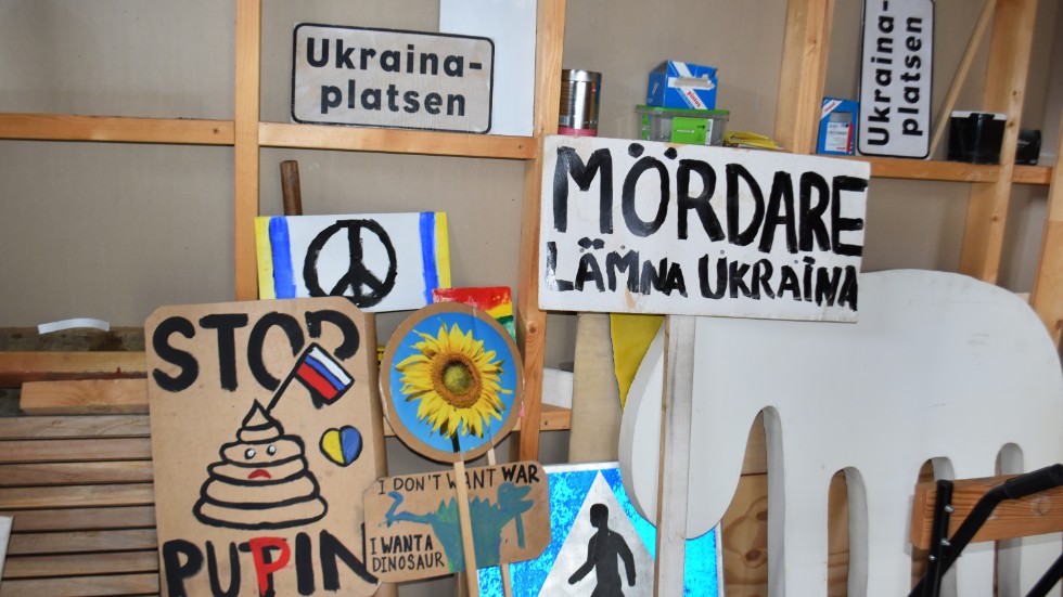 I aktivisten och ålänningen Mosse Walléns förråd finns en hel uppsättning med protestplakat som han använder när han protesterar mot Rysslands krig i Ukraina.