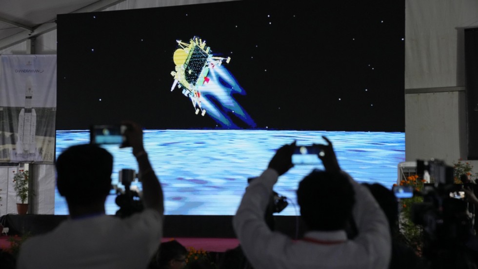 Journalister i Bangalore filmar direktsändningen där den indiska månsonden Vikram kopplades loss från den kretsande farkosten Chandrayaan 3 för att landa på månen.