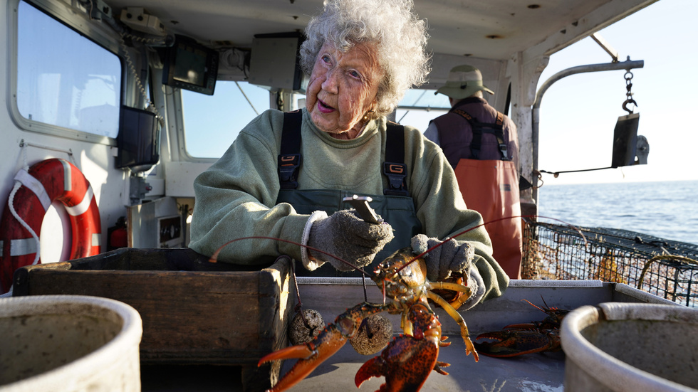 Hummerfiskaren Virginia Oliver arbetar på sin sons båt utanför Rockland i Maine i USA. Bilden togs 2021, då hon var 101 år.