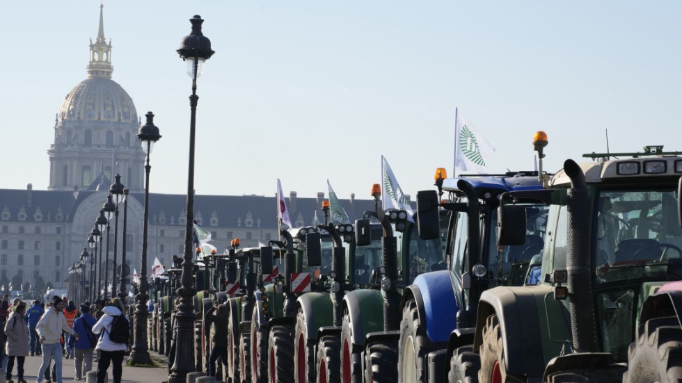 Bönder i en traktorprotest om förbud mot bekämpningsmedel tidigare i år i Paris. Frågan är hur de franska jordbrukarna - en stark maktfaktor i EU - ställer sig till att dela med sig av EU-stödet till kolleger i Ukraina.