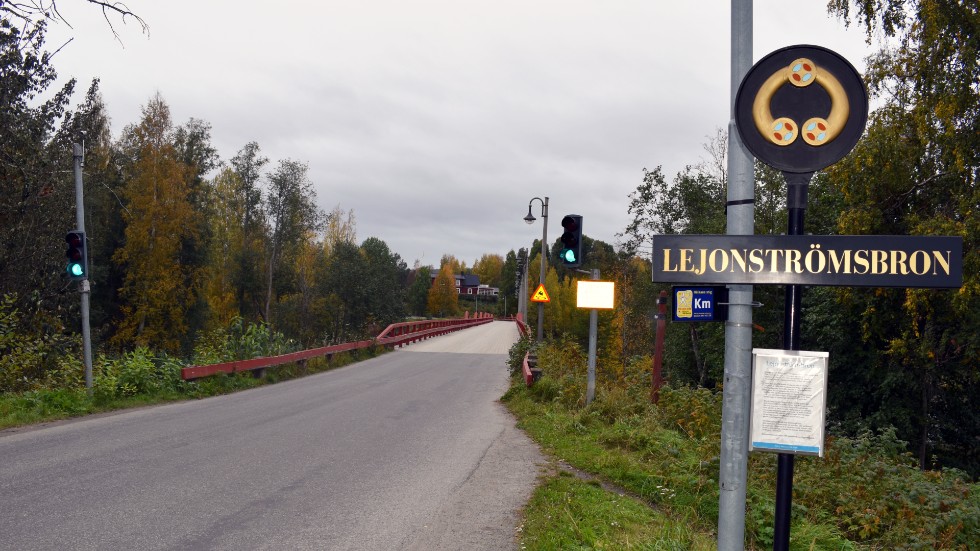 Skribenten har förslag till hur stoppsignalerna vid Lejonströmsbron skulle kunna förbättras.
