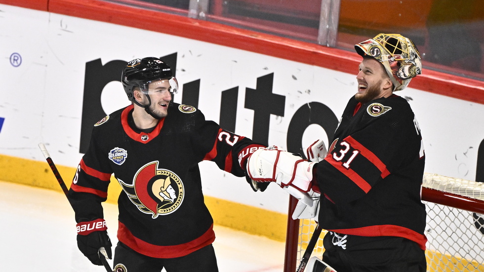 Ottawas målskytt Erik Brännström firar med målvakten Anton Forsberg sedan duon tillsammans fixat ett av målen i NHL-matchen mot Minnesota.