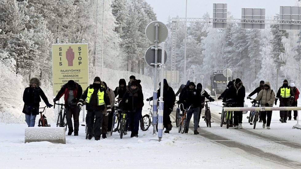 35 asylsökande anlände till gränsstationen Salla i östra Lappland under måndagen – många av dem på cykel, trots att det på platsen rådde minus 20 grader.