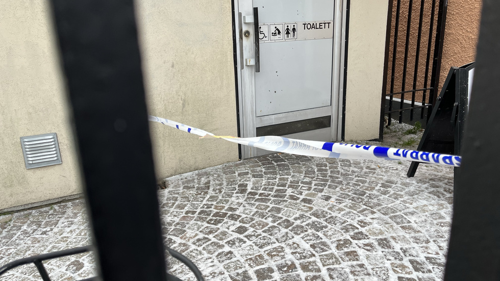 En man har hittats död på toaletten vid Stora torget i Västervik. Polisen har nu spärrat av toaletten. 