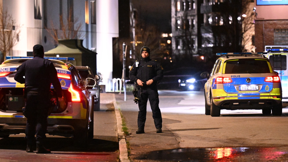 Polisen har inlett en förundersökning om mord efter att en man som hittats skadad i Limhamn avlidit.