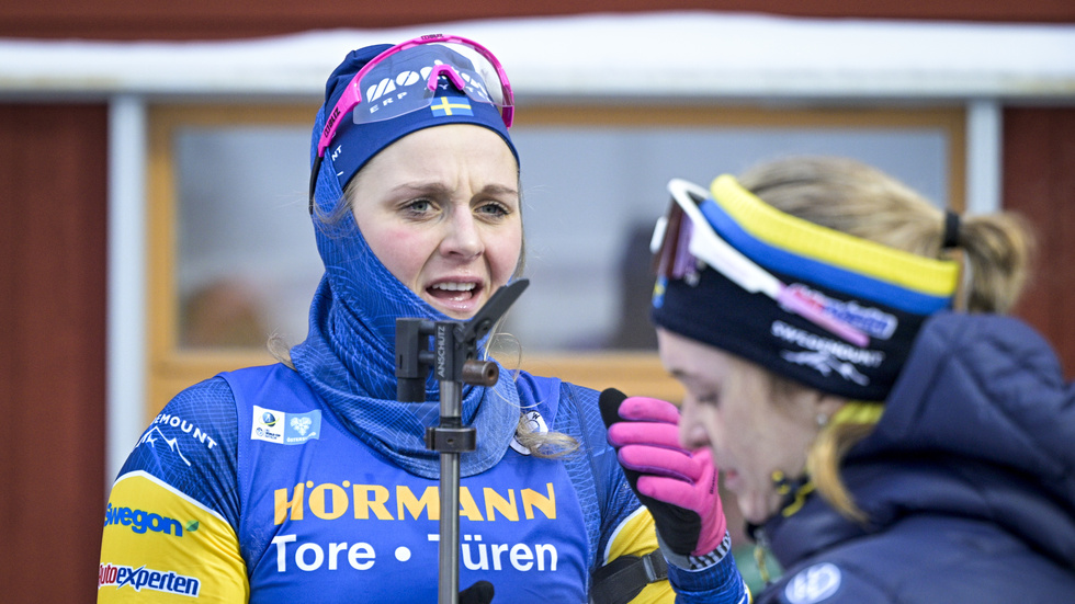 Stina Nilsson efter målgång i damernas distanslopp under världscuppremiären i skidskytte på Östersunds skidstadion.