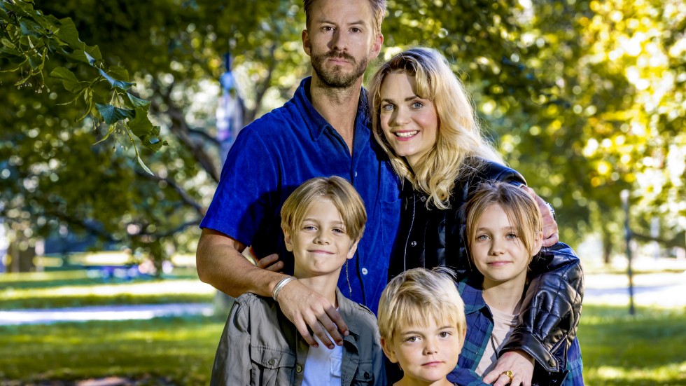 "Familjen Andersson" är den nya komediserie i Suneuniversumet. Filip Berg, Liv Mjönes, Olle Einarsson, Laura Lindkvist och Folke Axelsson Schulman gör huvudrollerna. Pressbild.