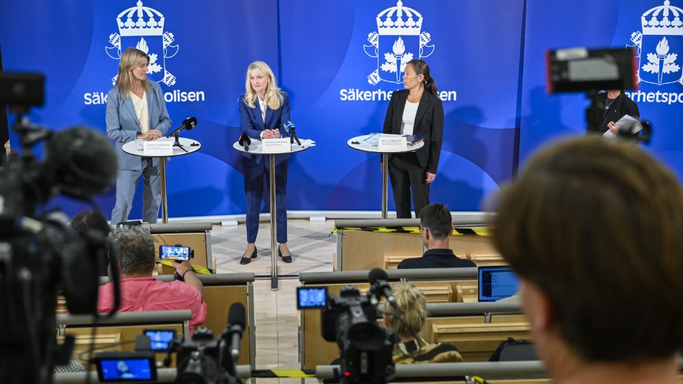 Susanna Trehörning, biträdande chef för Säpos kontraterrorism, säkerhetspolischef Charlotte von Essen och Ahn-Za Hagström, chef för Nationellt centrum för terrorhotbedömning (NTC), vid pressträffen hos Säkerhetspolisen där det meddelades att Sveriges terrorhotnivå höjs.