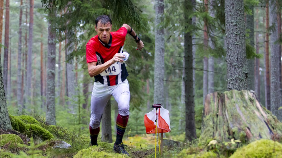 Johan Pettersson från OK Motala tog på söndagen sitt andra VM-guld som veteranlöpare. Nu i sprint i Kosice, Slovakien.