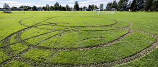 Fotbollsanläggning vandaliserad – sladdande bil har förstört plan