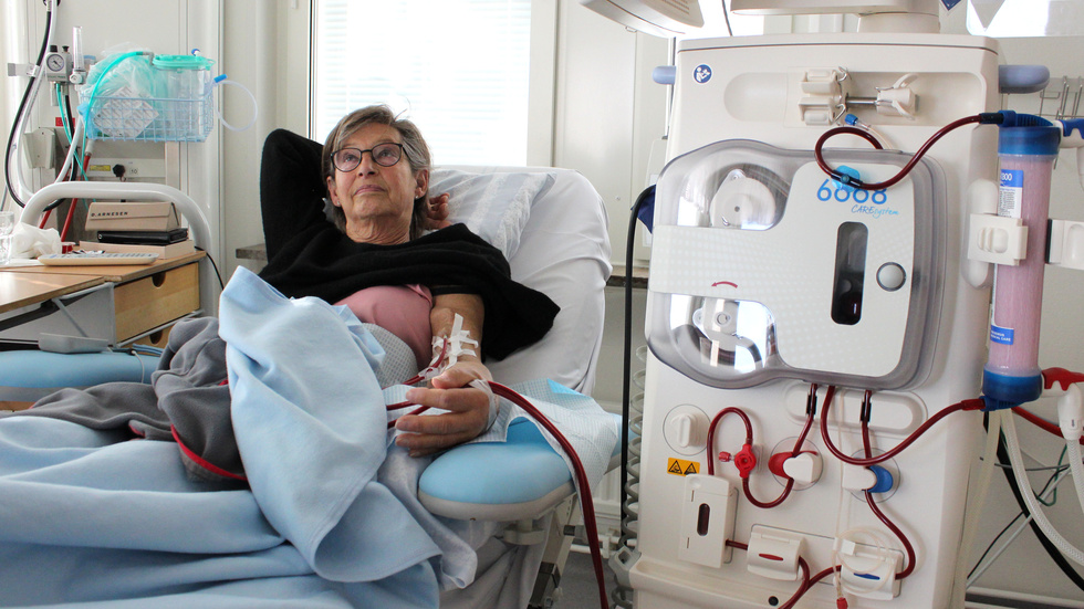 Cristina Blomqvist är en av 30 patienter från stora delar av länet som får dialys på Västerviks sjukhus. Hon är väldigt nöjd med vården, och framförallt personalen på avdelningen.