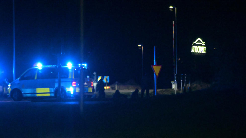 Under natten stoppade polisen i Linköping en bil hemmahörande i Uppsala. Fem män greps och anhölls senare misstänkta för grovt vapenbrott.