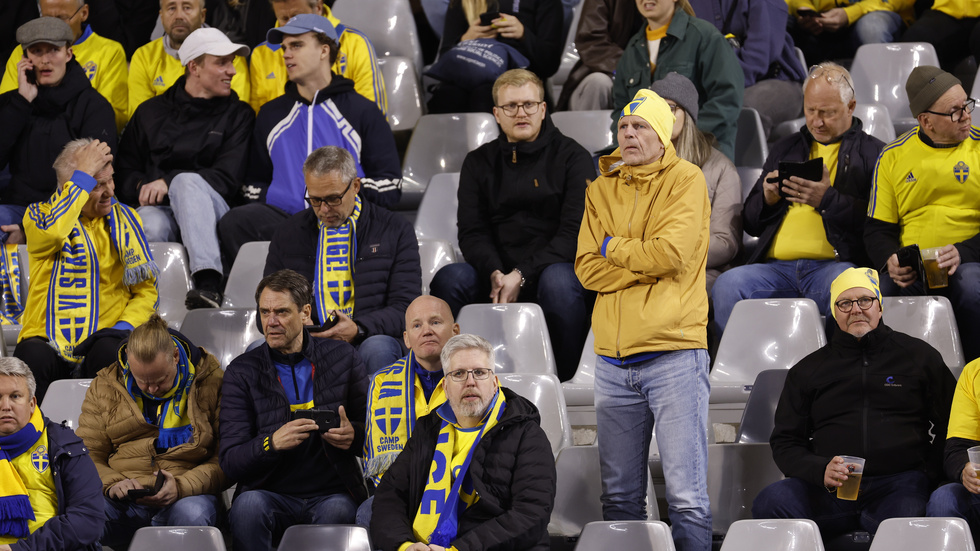 Matchen avbröts strax före klockan 22:00.Därefter fick de svenska fansen vara kvar på arenan i flera timmar – av säkerhetsskäl.