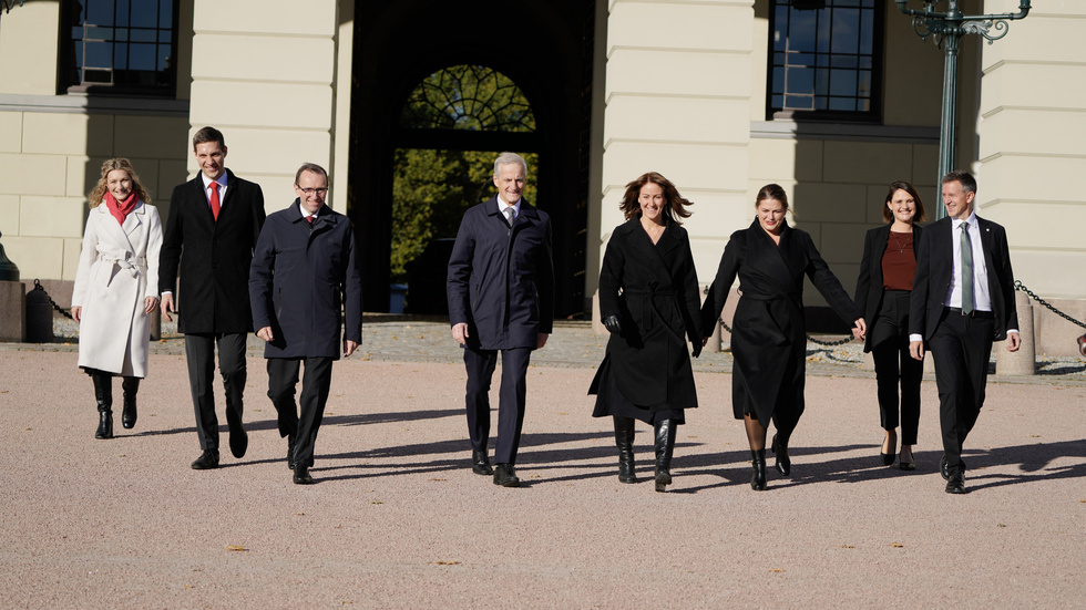 Norges statsminister Jonas Gahr Støre (fyra från vänster i bild) med nya ministrar och ministrar som bytt post. Runt honom, från vänster: Karianne Tung, Andreas Bjelland Eriksen, Espen Barth Eide, Tonje Brenna, Cecilie Myrseth, Kari Nessa Nordtun och Erling Sande.