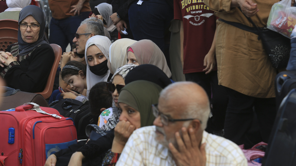 Civila, som hoppas ta sig ut ur krigets Gaza, väntar vid gränsövergången Rafah mot Egypten.
