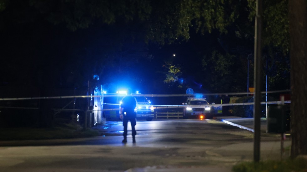En man har dött och ytterligare en är allvarligt skadad efter skjutning i Haninge i natt.