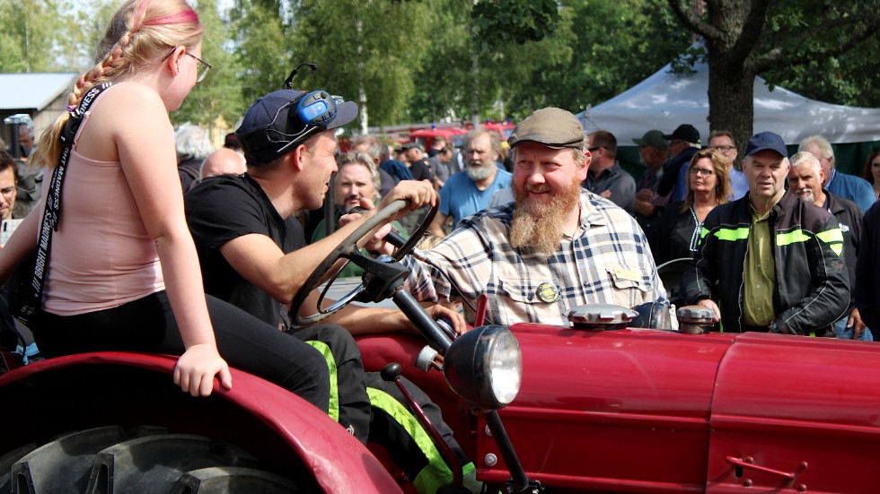 Farmen-Wincent var konferencier under traktorparaden i Målilla hembygdspark. Han var imponerad av Motorns dag och eldsjälarna som gör evenemanget möjligt.