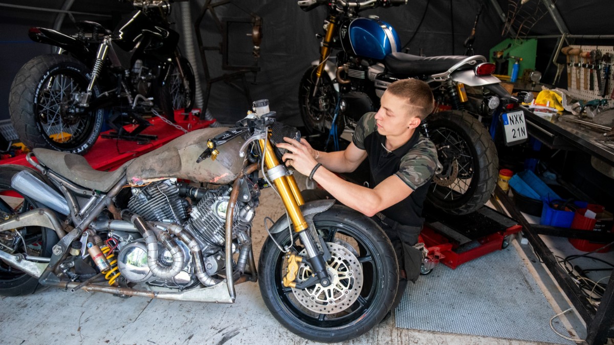 19-årige Sanders passion för att bygga motorcyklar