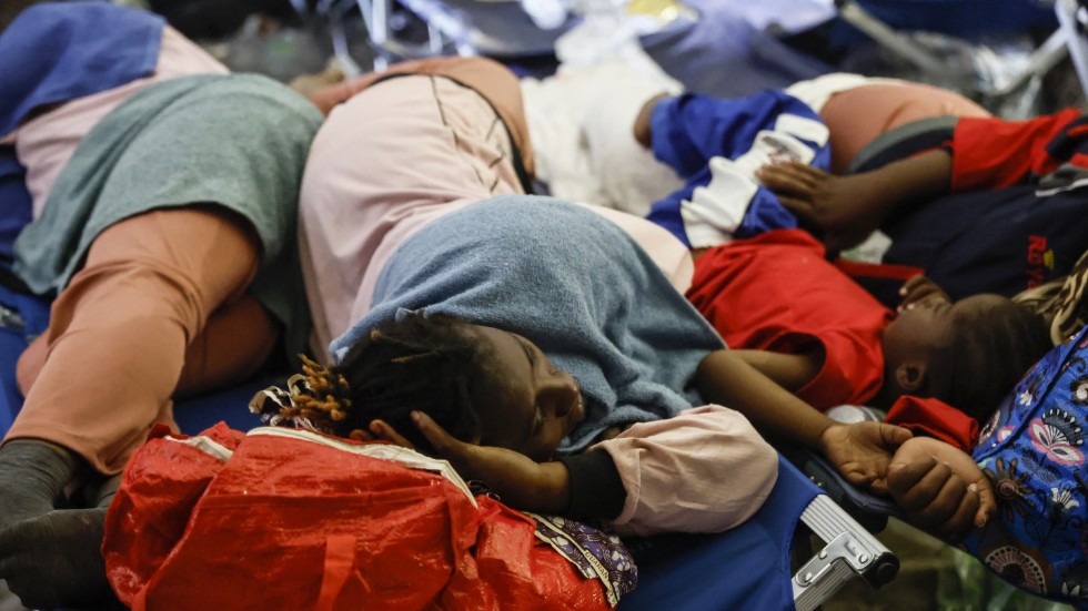 Migranter sover utanför det överfulla mottagningscentret på den italienska ön Lampedusa.