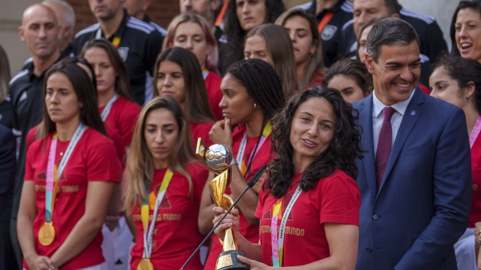 Spanska VM-guldhjältarna tillsammans med premiärministern Pedro Sanchez. Arkivbild.