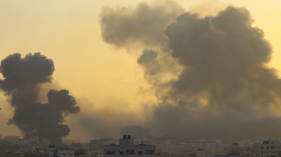 Rök stiger över Gaza City efter israeliska anfall under torsdagen.