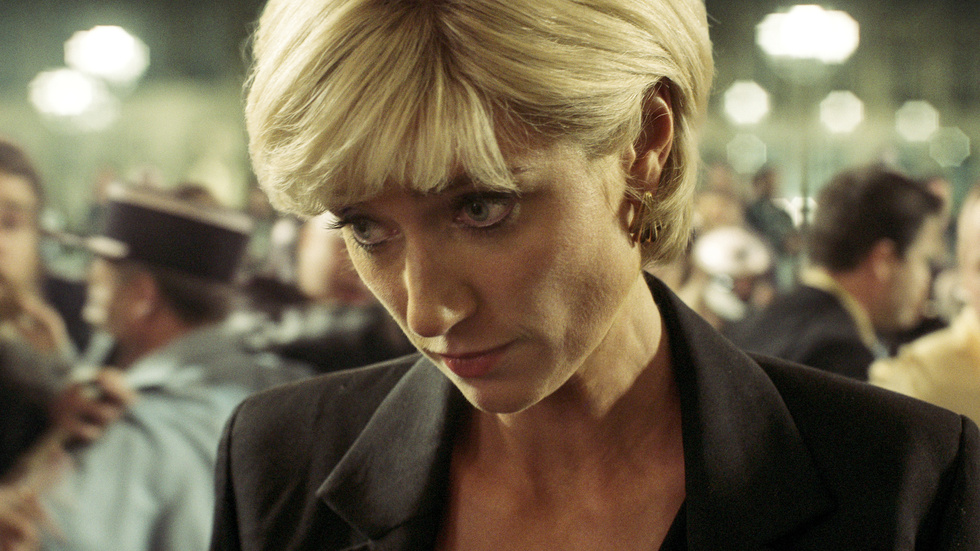 Bilkraschen som tog prinsessan Dianas liv skildras i sista säsongen av "The crown". Elizabeth Debicki spelar prinsessan Diana. Pressbild.