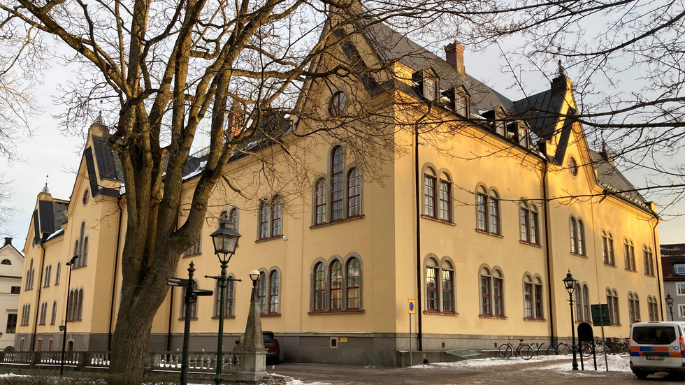 Den 26 januari 1924 öppnades Linköpings stadsbibliotek. Fram till sommaren 1928 disponerades, med utsikt mot slottet, ett större och ett mindre rum i stadshusets andra vånings nordvästra hörn.