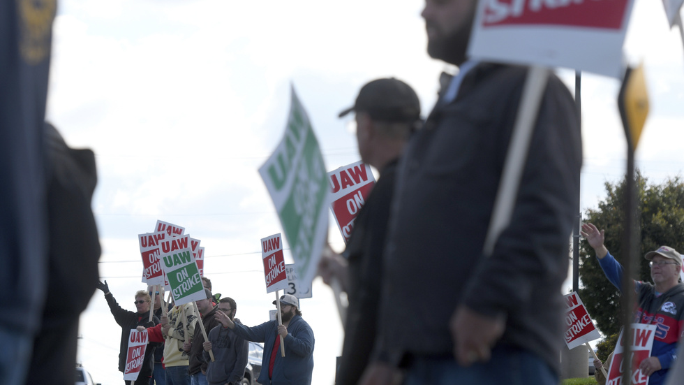Tiotusentals arbetare har i flera veckor strejkat för högre lön och bättre villkor hos General Motors, Ford och Stellantis. Arkivbild.