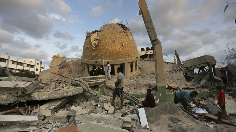 En sönderbombad moské i Khan Younis på Gazaremsan.
