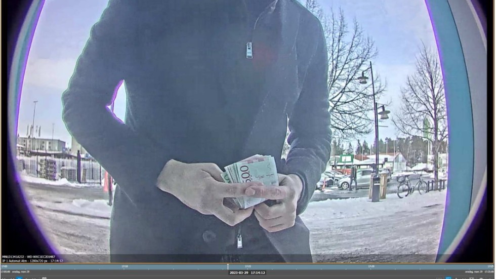 Den äldsta av de mordmisstänkta bröderna tar ut pengar som swishats till honom från offrets konto. Bild från polisens förundersökning.