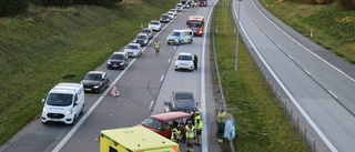 Bil körde in i mitträcke på E4 i Uppsala – stoppade trafiken