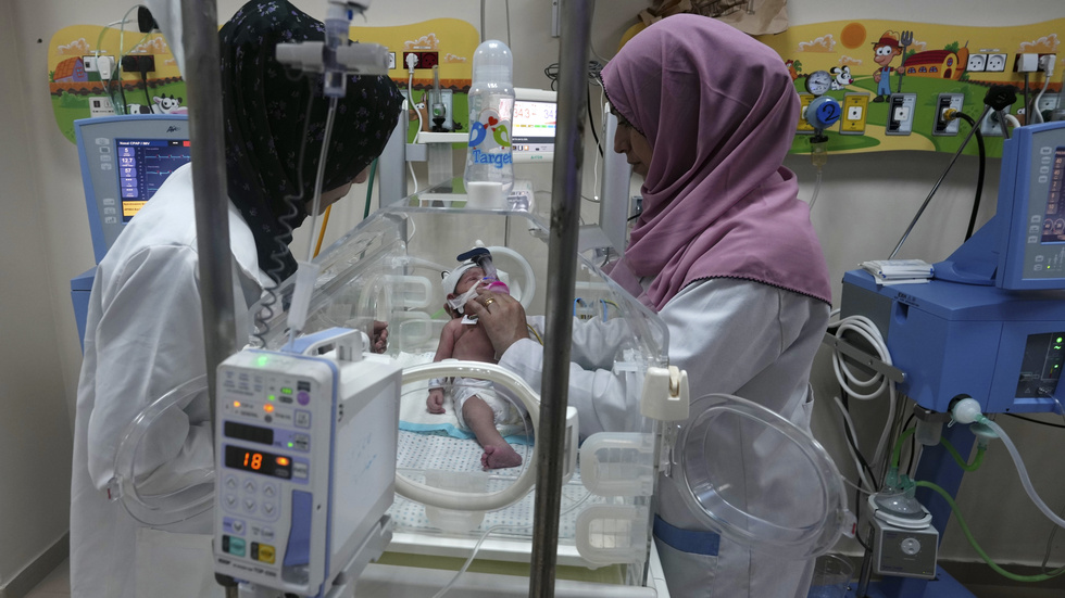 Palestinska läkare behandlar en för tidigt född bebis på al-Aqsa-sjukhuset i Gaza i slutet av oktober. Arkivbild.