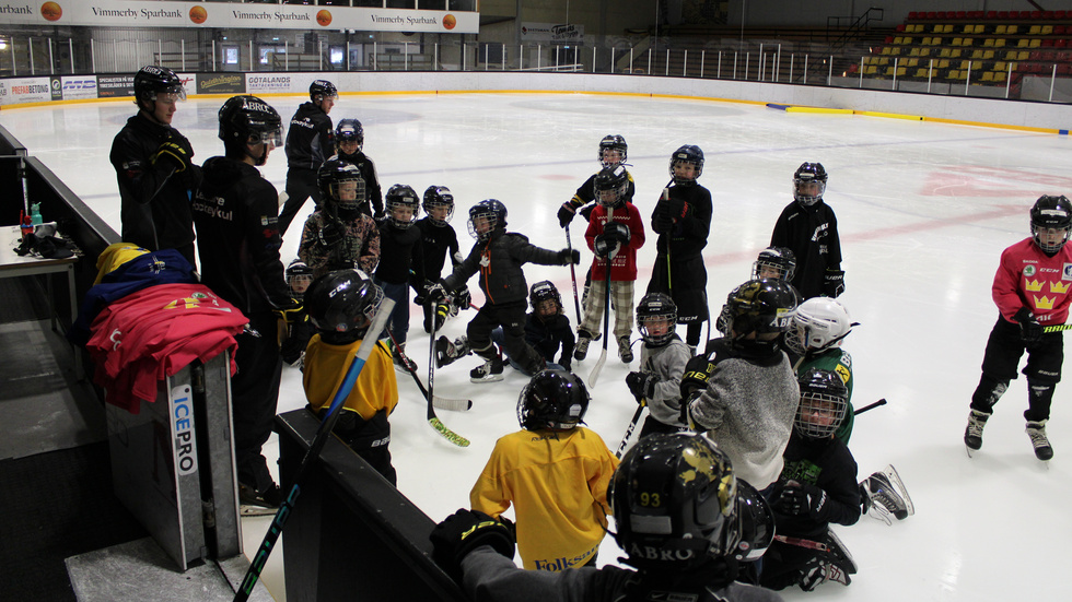 Nära 70 barn var anmälda till hockeyfritids-premiären på tisdagen.