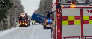 Olycka på riksvägen – lastbil körde i diket