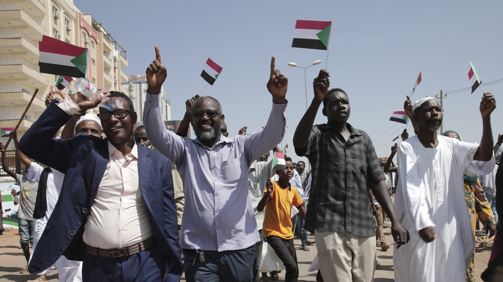 Demonstranter som visar stöd för landets militärjunta utanför Unitams högkvarter i Khartum. Arkivbild.