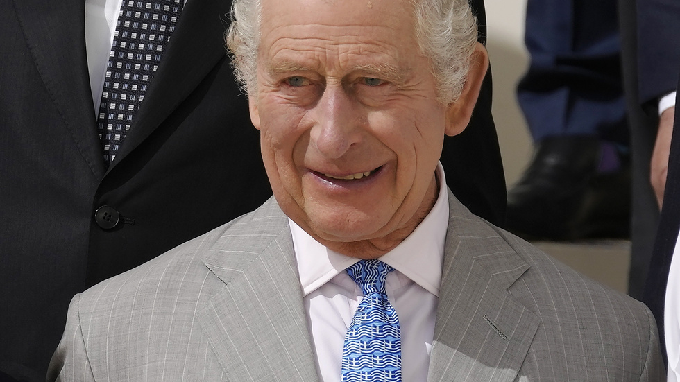 Storbritanniens kung Charles III med sin Greklandsinspirerade slips i Dubai.