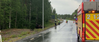 Fortkörare på väg 95 voltade i hög hastighet – fyra personer fördes med ambulans till Skellefteå lasarett • 22-åring misstänks för grovt trafikbrott: ”Jag var livrädd”