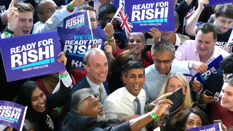 Rishi Sunak poserar med anhängare under sin kampanj "Ready for Rishi" i jakten på att bli Tories nya partiledare i augusti – en kamp han dock förlorade mot Liz Truss.